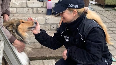 Поліцейські на Харківщині підгодовували домашніх тварин, які залишились без господарів Поліцейські на Харківщині підгодовували домашніх тварин, які залишились без господарів