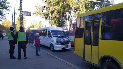 Поліцейські Миколаєва перевіряють громадський транспорт на дотримання карантинних обмежень