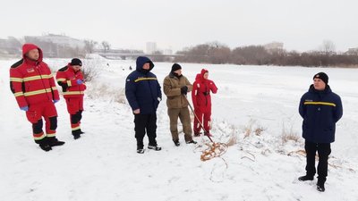 Якщо провалилися на льоду: волинські рятувальники показали, як врятуватися з-під криги Якщо провалилися на льоду: волинські рятувальники показали, як врятуватися з-під криги