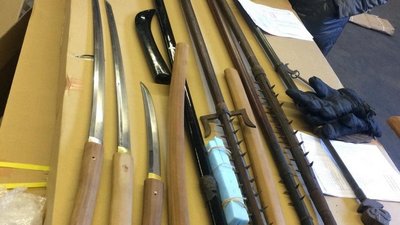 Бізнесмен-іноземець віз в Україну старовинні японські мечі та посуд Бізнесмен-іноземець віз в Україну старовинні японські мечі та посуд