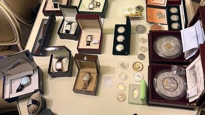 У Ігоря Вериги, який задекларував 2,6 мільярда готівки, під час обшуків знайшли нагороди РФ У Ігоря Вериги, який задекларував 2,6 мільярда готівки, під час обшуків знайшли нагороди РФ