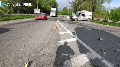 На Рівненщині травмувалось двоє людей унаслідок ДТП за участі спецвантажівки
