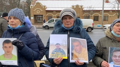 Родичі полонених влаштували акцію під посольством РФ