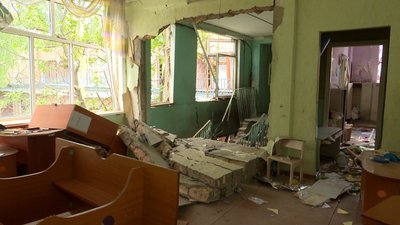 Пошкоджені будинки й дитсадок, поранена жінка. Як Марганець на Дніпропетровщині оговтується після обстрілів з "Градів" Пошкоджені будинки й дитсадок, поранена жінка. Як Марганець на Дніпропетровщині оговтується після обстрілів з "Градів"