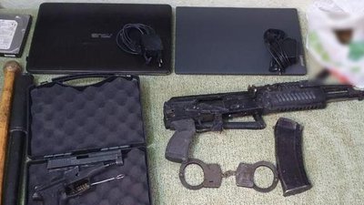 Жителя Житомирщини та трьох спільників затримали за підозрою в озброєних нападах на будинки Жителя Житомирщини та трьох спільників затримали за підозрою в озброєних нападах на будинки