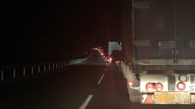 На Буковині внаслідок ДТП загинув водій. На дорозі утворився затор в кілометр На Буковині внаслідок ДТП загинув водій. На дорозі утворився затор в кілометр