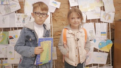 У молодіжному центрі в Чернівцях збирають дитячі листи для захисників та захисниць на передовій