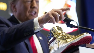 Трамп запустив лінію кросівок наступного після накладеного на нього штрафу на суму $355 млн Трамп запустив лінію кросівок наступного після накладеного на нього штрафу на суму $355 млн