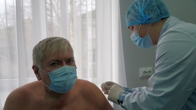 На Херсонщині понад 700 людей отримали бустерну дозу щеплення від COVID-19 На Херсонщині понад 700 людей отримали бустерну дозу щеплення від COVID-19