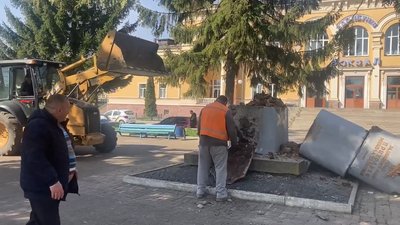 Здолбунів без Приходька: у місті на Рівненщині демонтували пам'ятник радянському диверсанту Здолбунів без Приходька: у місті на Рівненщині демонтували пам'ятник радянському диверсанту