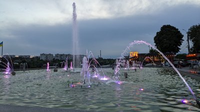 Без музики, але зі світловими ефектами: в Умані запрацювали фонтани