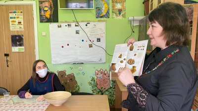 Студенти університету ім. І. Франка у Житомирі створюють прикраси з елементами Трипільської культури