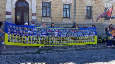 «Чекаємо далі, сподіваємося, віримо»: у Кропивницькому відбулася акція на підтримку полонених і зниклих захисників «Чекаємо далі, сподіваємося, віримо»: у Кропивницькому відбулася акція на підтримку полонених і зниклих захисників