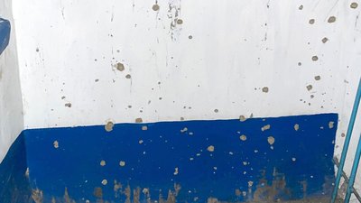 Стіна, пошкоджена боєприпасом