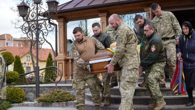 Зустрічали на колінах: у місті на Волині попрощалися з загиблим військовослужбовцем Зустрічали на колінах: у місті на Волині попрощалися з загиблим військовослужбовцем