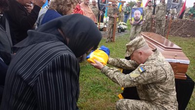Рідним загиблого бійця віддають прапор України Рідним загиблого бійця віддають прапор України
