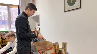 В Тернополі Спілки Української Молоді виготовила 2 000 окопних свічок для бійців В Тернополі Спілки Української Молоді виготовила 2 000 окопних свічок для бійців