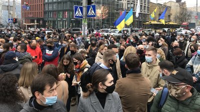 У Києві будівлю КСУ закидали фаєрами та презервативами У Києві будівлю КСУ закидали фаєрами та презервативами
