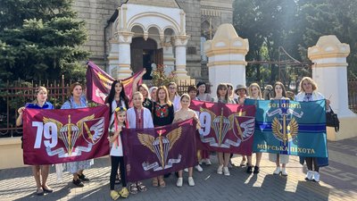 Люди, які прийшли помолитися за кожного захисника України, який потрапив у полон, 1 жовтня 2023 року Люди, які прийшли помолитися за кожного захисника України, який потрапив у полон, 1 жовтня 2023 року