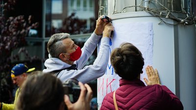 Напад на журналістів "Схем": під "Укрексімбанком" відбулася акція протесту Напад на журналістів "Схем": під "Укрексімбанком" відбулася акція протесту