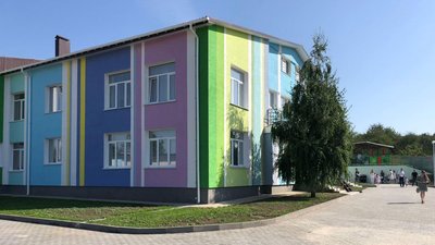 Без дистанції та температурного скринінгу: як у Хмельницькому відкривали садочок