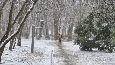 Третю добу комунальники працюють у посиленому режимі та обробляють території реагентами