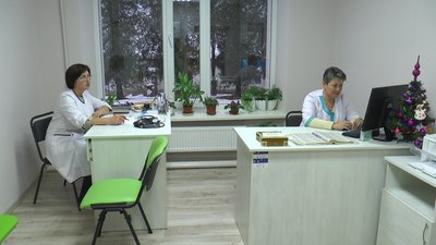Зліва сімейний лікар Тетяна Хомишин Зліва сімейний лікар Тетяна Хомишин