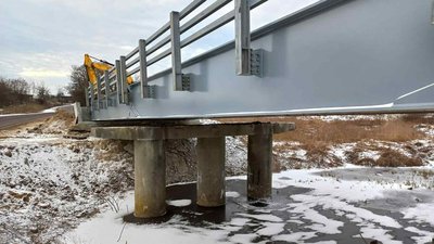 На Чернігівщині встановили перший модульний міст, який передала Франція На Чернігівщині встановили перший модульний міст, який передала Франція