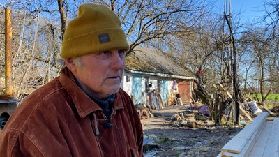 Новий будинок зводять благодійники жителю Чернігівщини, чия оселя згоріла за кілька годин до деокупації села Новий будинок зводять благодійники жителю Чернігівщини, чия оселя згоріла за кілька годин до деокупації села