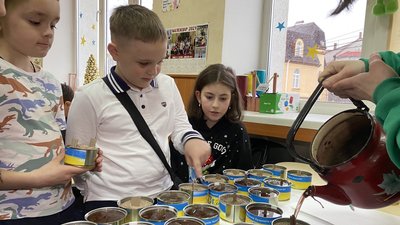 Луцькі школярі вчилися виготовляти окопні свічки для військових Луцькі школярі вчилися виготовляти окопні свічки для військових
