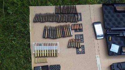 У Львові поліцейські вилучили у чоловіка арсенал зброї та боєприпаси У Львові поліцейські вилучили у чоловіка арсенал зброї та боєприпаси