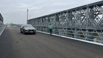 На Закарпатті на модульному мосту, який облаштували через річку Тересва, провели тестовий заїзд спецтранспорту На Закарпатті на модульному мосту, який облаштували через річку Тересва, провели тестовий заїзд спецтранспорту