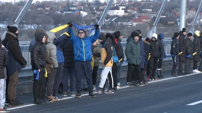 До Дня соборності та з нагоди відкриття руху на вантовому мості запоріжці утворили "живий ланцюг"