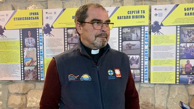 "Вільні. Гідні. Єдині". У Франківську презентували виставку світлин волонтерів, які допомагають армії "Вільні. Гідні. Єдині". У Франківську презентували виставку світлин волонтерів, які допомагають армії
