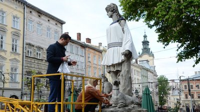 У Львові скульптури левів та античні статуї одягнули у вишиванки