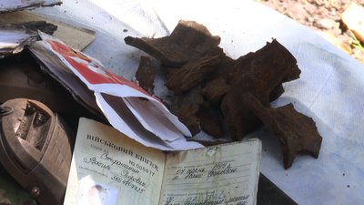 "Це — дуже болюча передача". На прохання матері воїн знайшов на полі бою речі полеглого сина Василя Стефанишина "Це — дуже болюча передача". На прохання матері воїн знайшов на полі бою речі полеглого сина Василя Стефанишина