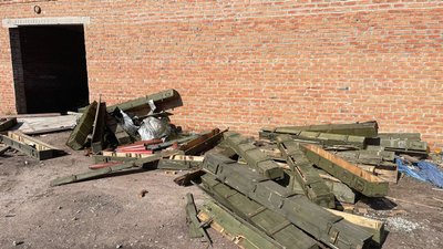 В деокупованому Ізюмі на Харківщині знайшли склад з боєприпасами та листівками для псевдореферендумів — ДБР В деокупованому Ізюмі на Харківщині знайшли склад з боєприпасами та листівками для псевдореферендумів — ДБР