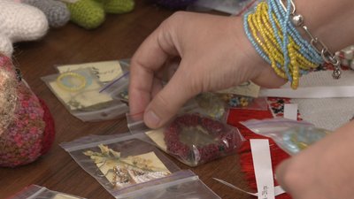 Ляльки-мотанки, глиняний посуд та пряники: черкаські капелани організували ярмарок на підтримку ЗСУ Ляльки-мотанки, глиняний посуд та пряники: черкаські капелани організували ярмарок на підтримку ЗСУ