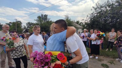 На Вінниччині зустріли звільненого з полону Ігоря Романюка На Вінниччині зустріли звільненого з полону Ігоря Романюка