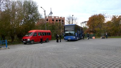 У Франківську на міжобласні маршрути не виїхали 40% водіїв: поліція перевіряє довідки про вакцинацію У Франківську на міжобласні маршрути не виїхали 40% водіїв: поліція перевіряє довідки про вакцинацію