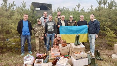 Прикарпатські волонтери будують на Донбасі каплички у гуцульському стилі