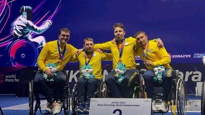 Миколаївський парафехтувальник Дмитро Серьоженко (по центру ліворуч) під час ЧС
