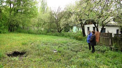 В Житомирі вода з каналізаційного люка підтоплює двір — комунальники пояснили причину В Житомирі вода з каналізаційного люка підтоплює двір — комунальники пояснили причину