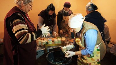 "Це найменше, що можемо зробити": як на Вінниччині господині готують для оборонців бутербродне сало "Це найменше, що можемо зробити": як на Вінниччині господині готують для оборонців бутербродне сало