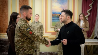 Зеленський вручає сертифікат на отримання квартири Героєві України Андрію Орлівському