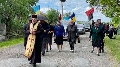 Мешканці зустріли скорботний кортеж Мешканці зустріли скорботний кортеж