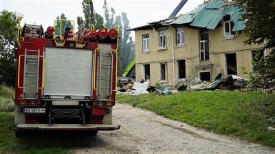 "Хочеться вірити, живі": у Чугуєві під завалами будинку культури шукають людей "Хочеться вірити, живі": у Чугуєві під завалами будинку культури шукають людей