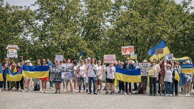 Українці мітингували під штаб-квартирою ООН у Відні з вимогою допомогти пораненим на "Азовсталі" Українці мітингували під штаб-квартирою ООН у Відні з вимогою допомогти пораненим на "Азовсталі"
