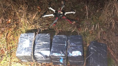 Контрабанду сигарет та гексакоптер виявили поблизу кордону з Румунією Контрабанду сигарет та гексакоптер виявили поблизу кордону з Румунією