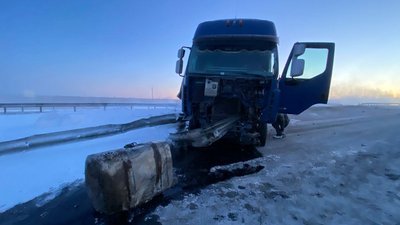 На Рівненщині вантажівка знесла понад 100 метрів відбійника На Рівненщині вантажівка знесла понад 100 метрів відбійника